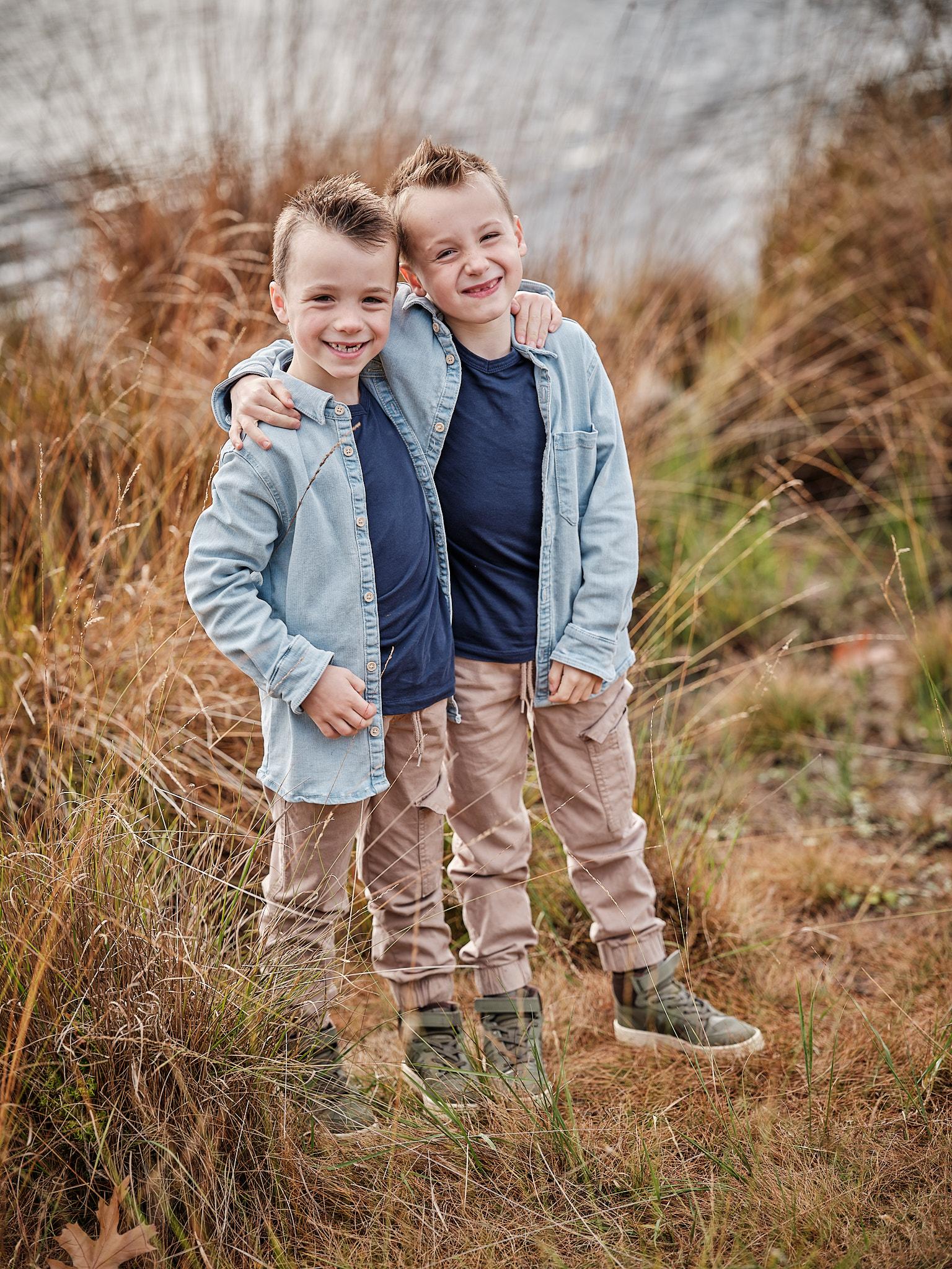 Twee vrolijke broertjes bij het water \u2013 familiefotografie Nijmegen Vrolijke foto van twee broertjes bij het water tijdens een familiefotografie sessie in Nijmegen